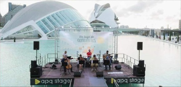 Frequent Flyers performing at Un Lago de Conciertos, Valencia